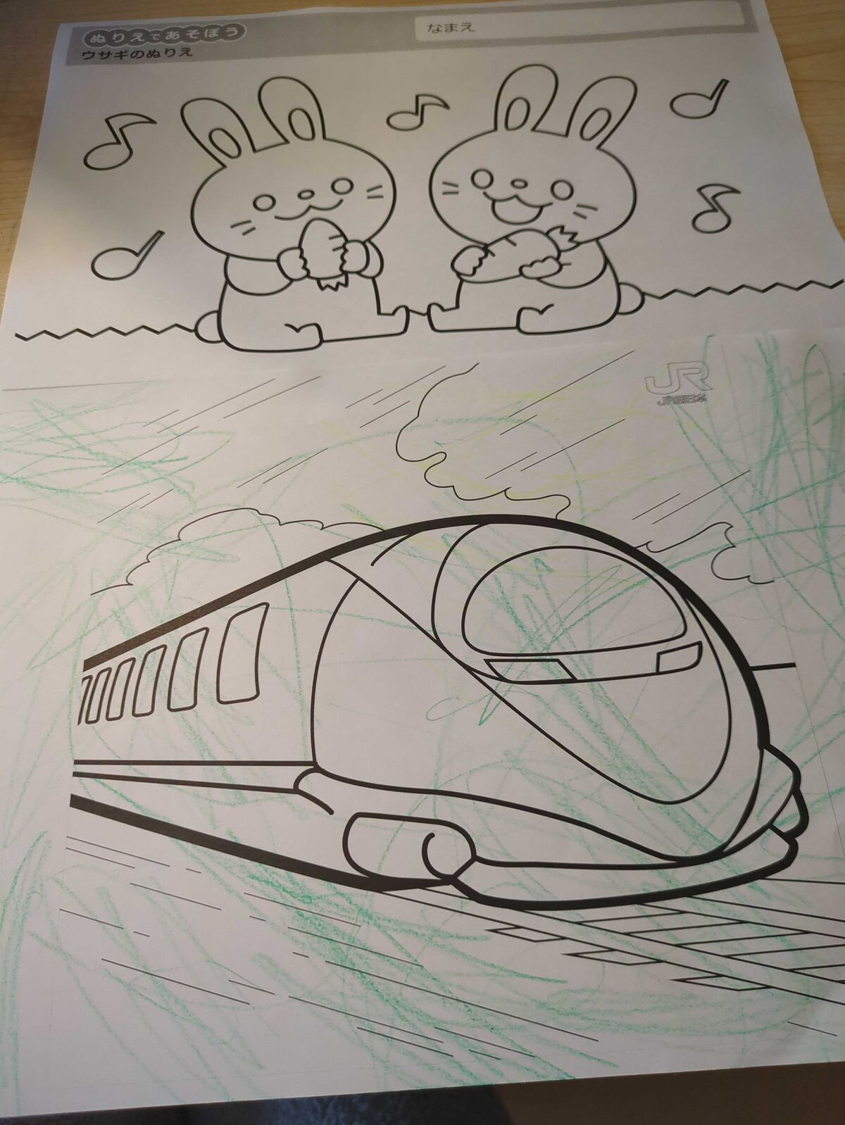 新幹線とうさぎの塗り絵を子どもが塗ったもの