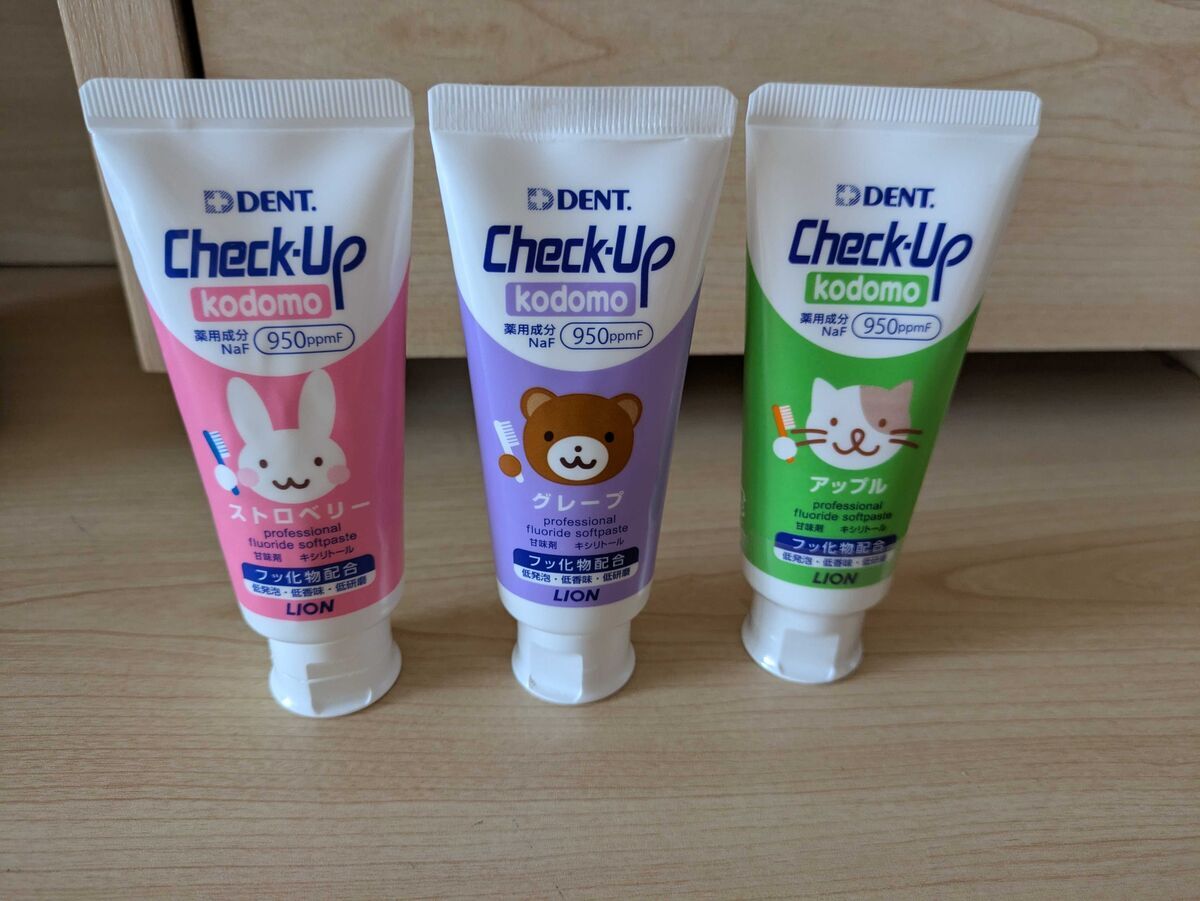 チェックアップ こども 3本並べたところ。ストロベリー（ピンク）、グレープ（紫）、アップル（緑）