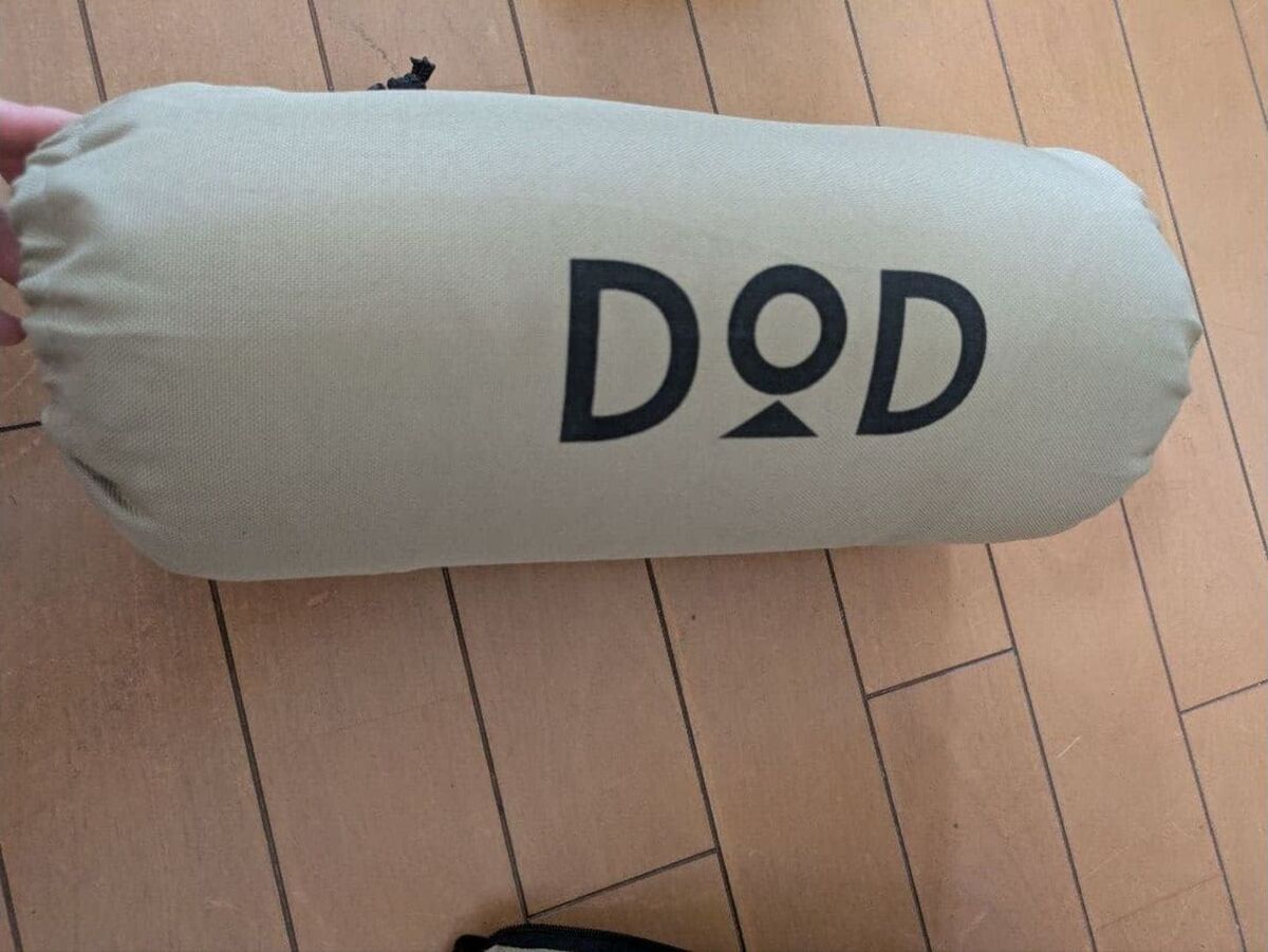 DODソトネノマクラの収納袋、片手で持てるコンパクトさ