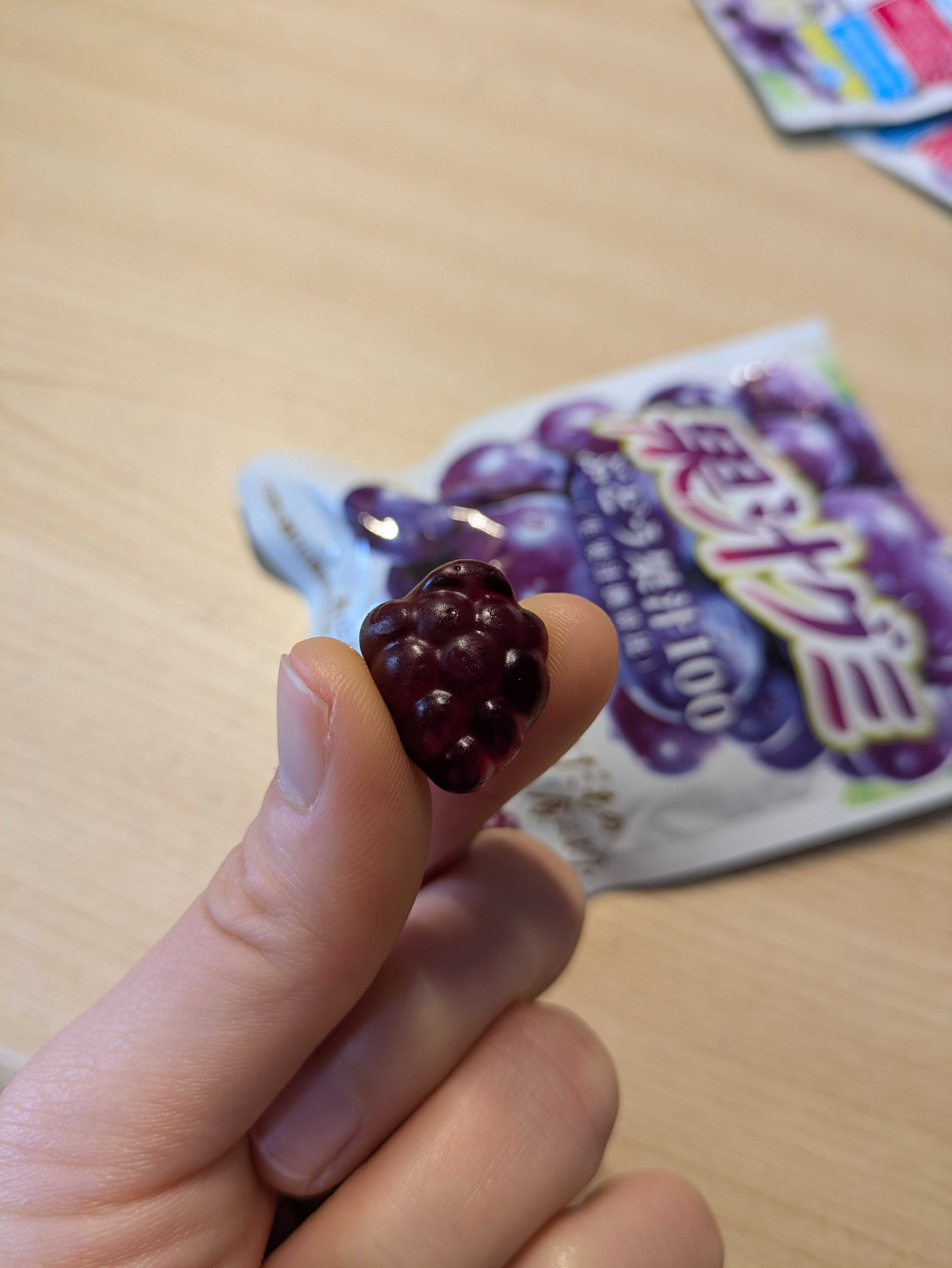 グミを手に持った写真