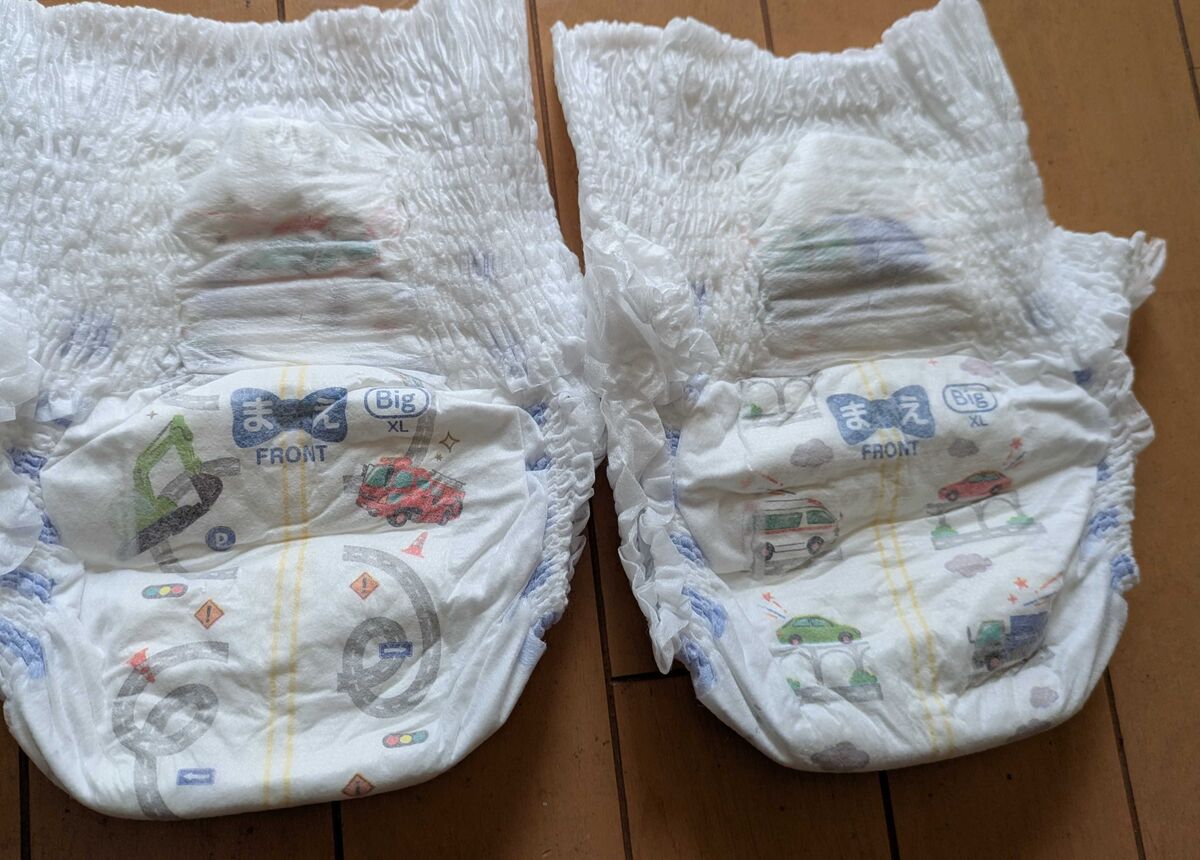 ムーニーマンを2枚並べたところ。消防車やトラックなど色々な車のイラスト入り