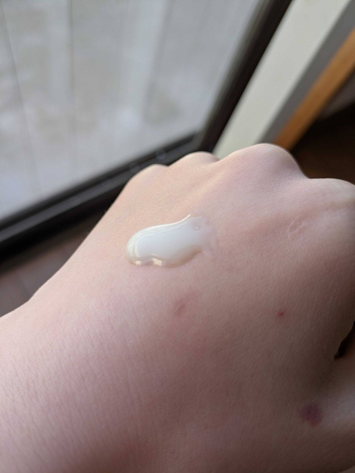 手の甲に出したジェルのテクスチャ