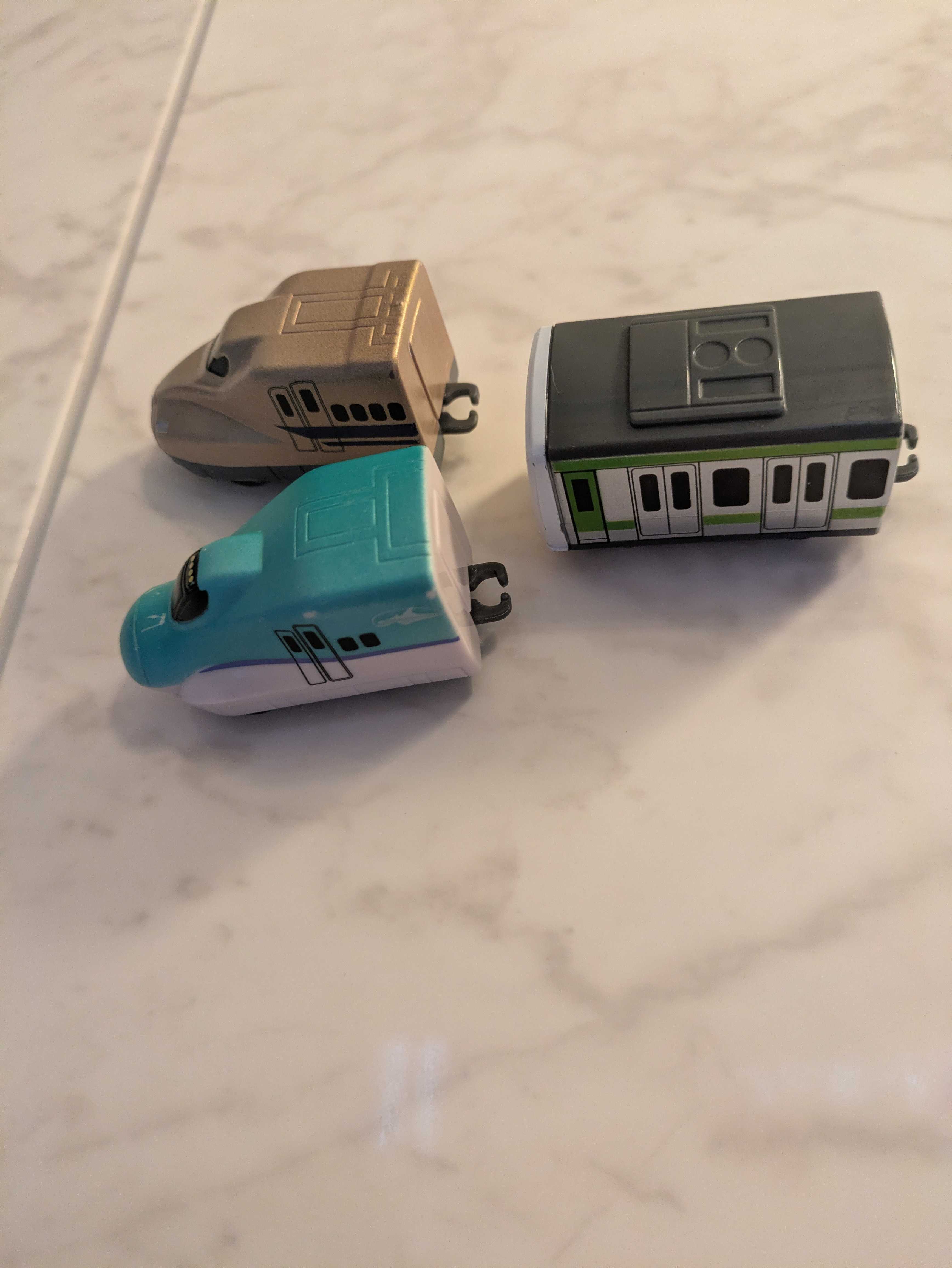 おふろDEミニカー 3台大理石の上に並べた様子