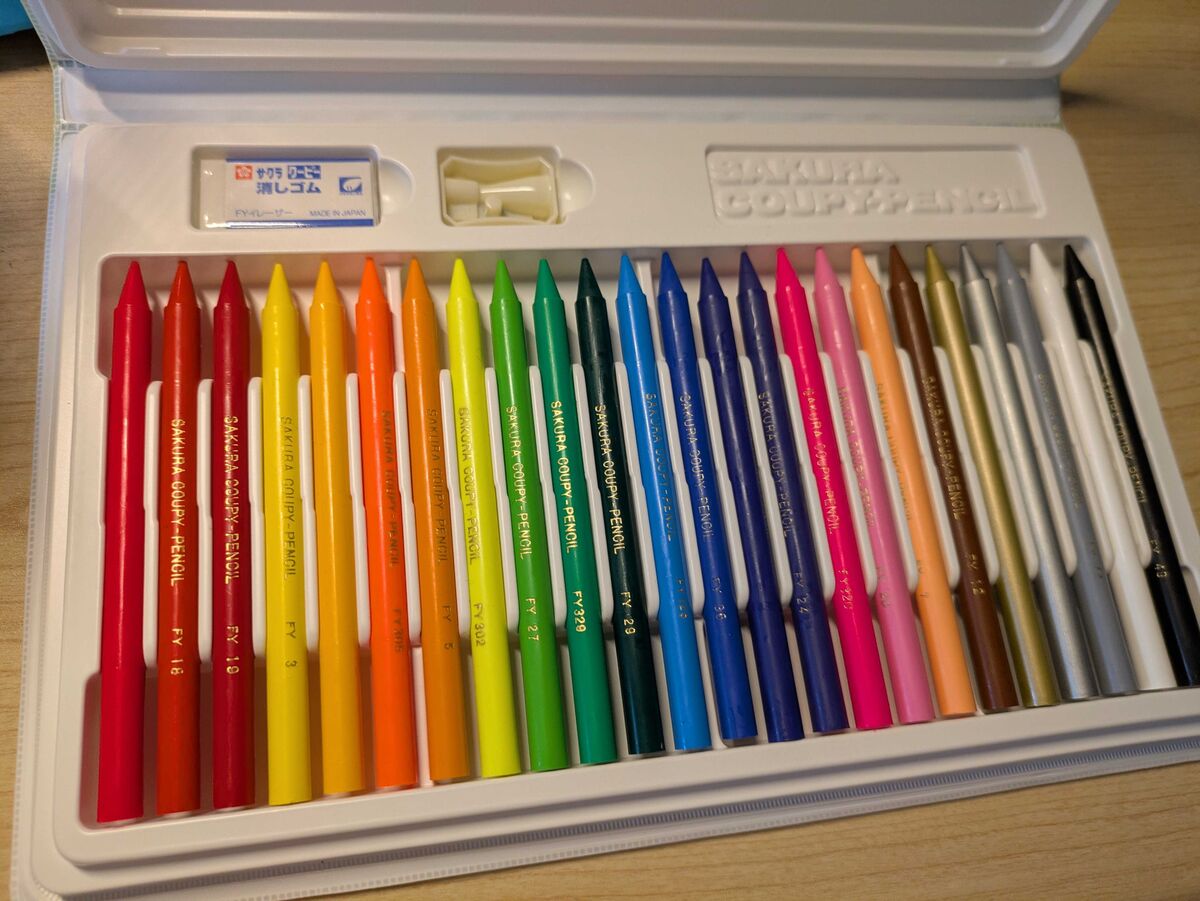 ケースを開けた状態。24色がきれいに並んでいる