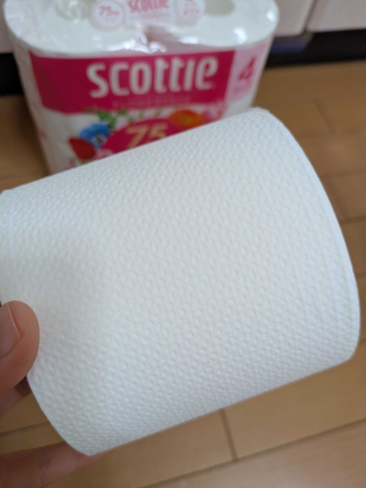 スコッティ 3倍長持ちのロールを手に持ったところ