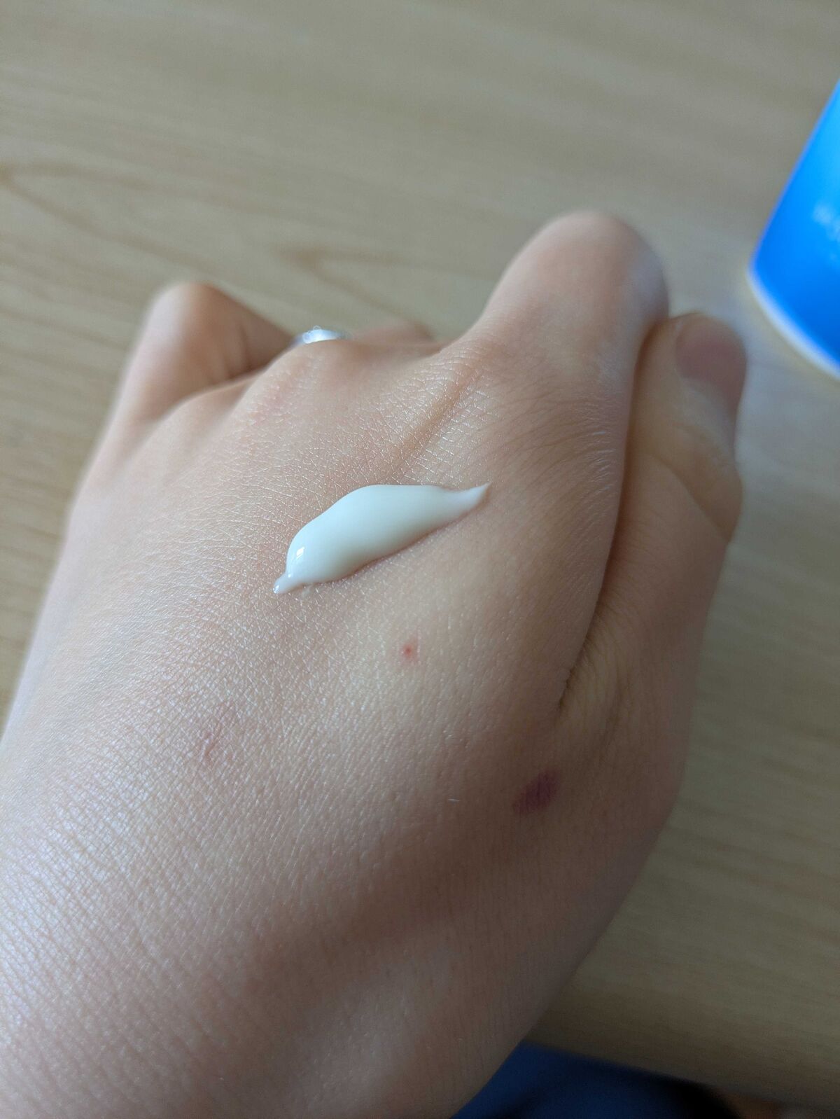 手の甲に出したSKIN AQUAのジェルテクスチャ