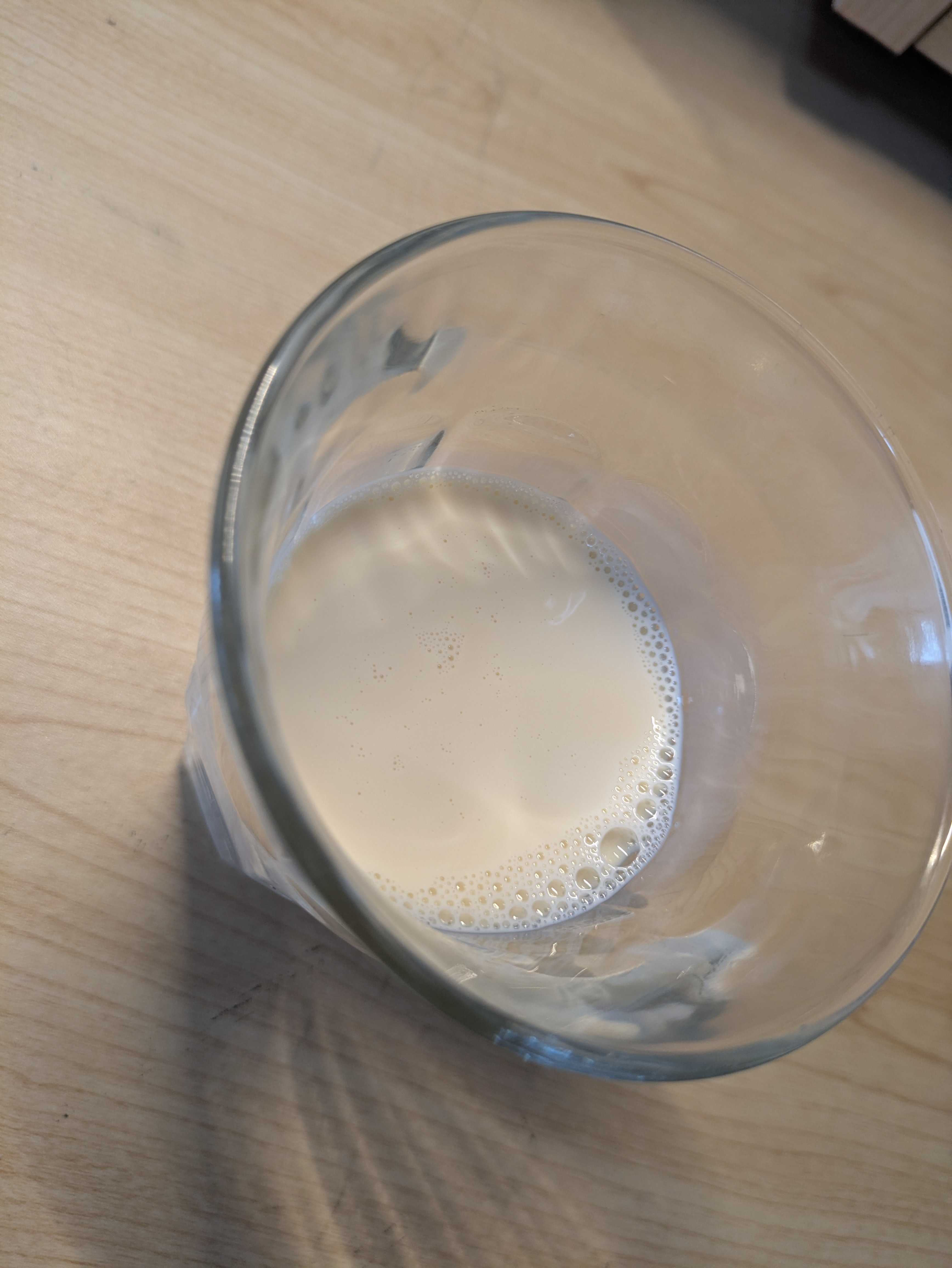 スジャータ有機豆乳をグラスに注いで上から見たところ