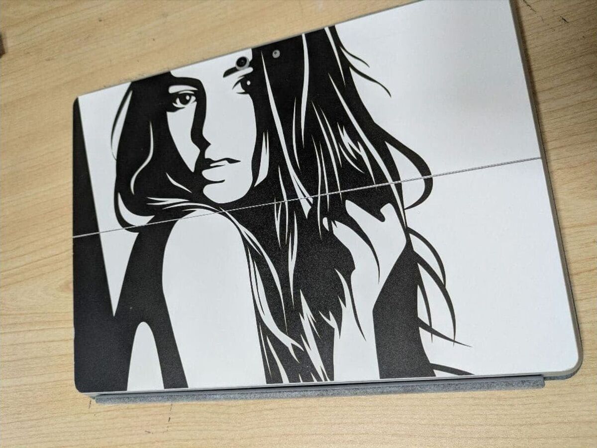 Surface Go 4 の背面(スキンシールを貼ったところ)