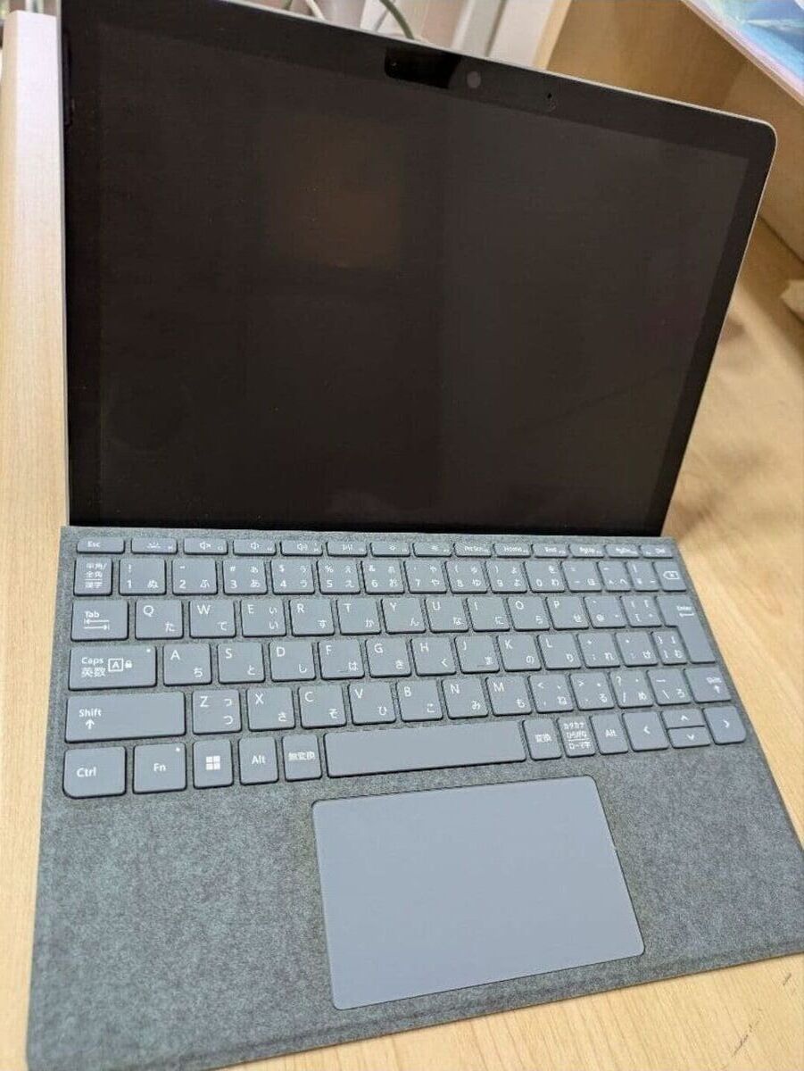 Surface Go 4 タイプカバーを付けて開いた状態