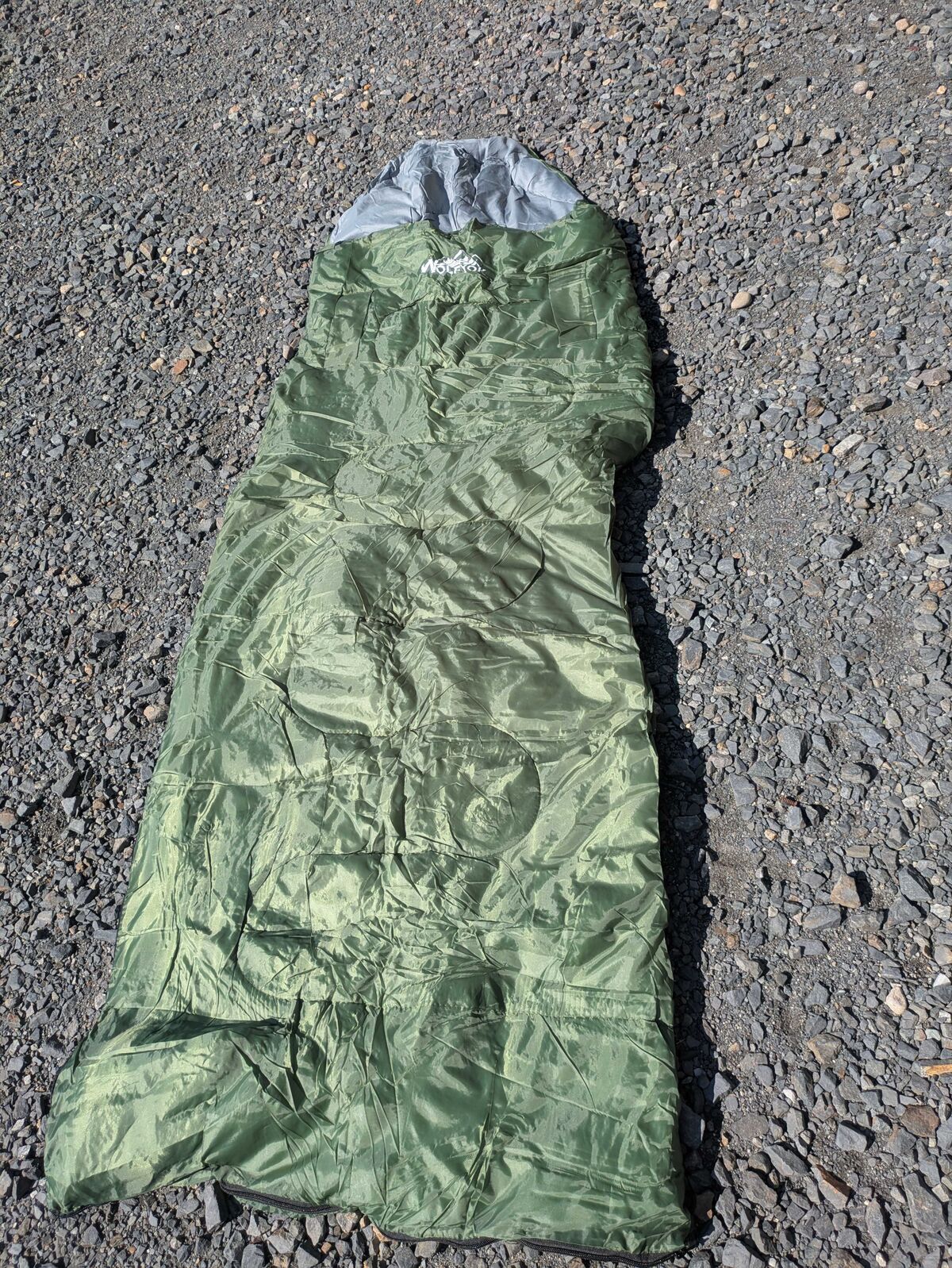 Wolfyok outdoorsの寝袋を広げたところ